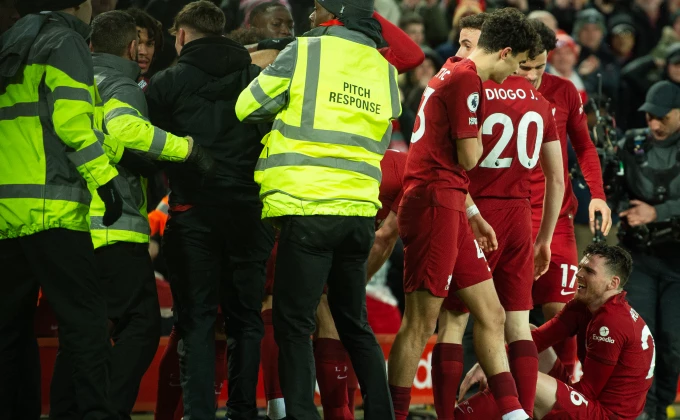 Read more about the article Slavlje Liverpula mu došlo glave – tinejdžer ušao na teren i povredio Robertsona, pa ga uhapsili!