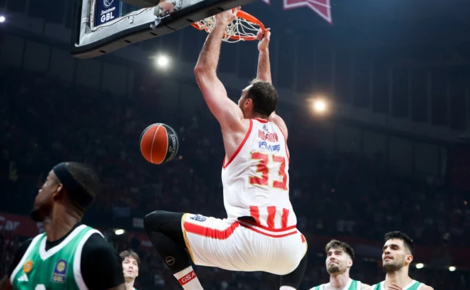 Milutinov dominirao u reketu, Olimpijakos poveo u finalnoj seriji