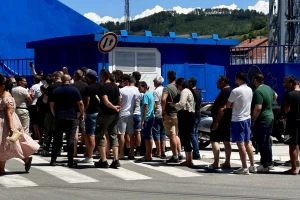 Danas je najteže raditi na blagajni stadiona Novog Pazara, prava opsada navijača!