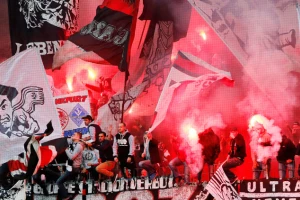 Navijači Ajntrahta umalo srušili stadion!