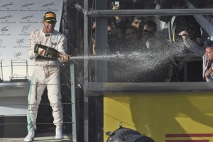 Hamilton otvorio prvi šampanjac!