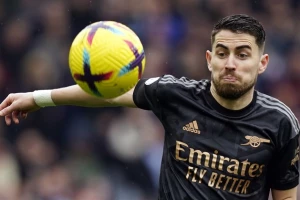 Promašili nemoguće, ali je onda Dibu Martinez pogurao Arsenal ka tituli!