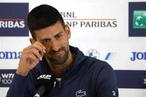 Novak zakasnio u Pariz, pa morao javno da se izvini!