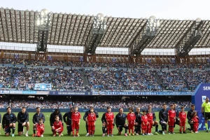 Fudbaleri Napolija klečanjem podržali Žuana Žezusa