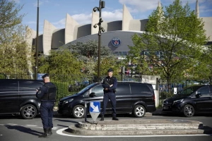 Veliki broj naoružanih policajaca ispred "Metropolitana" i "Parka prinčeva"