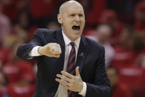 Rik Karlsli sa lepljivom trakom pred medije!