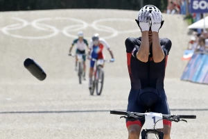 Ovako se postaje olimpijski šampion - Pukne ti guma, zameniš točak,  pretekneš sve i osvojiš zlato na neprijateljskoj teritoriji!