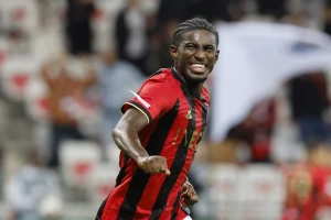 "Lepotica" u Nici, Muton ostavio Mec zakucan za dno!