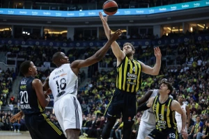 Fener bez dva centra protiv Pariza u trećem meču plej-ofa?