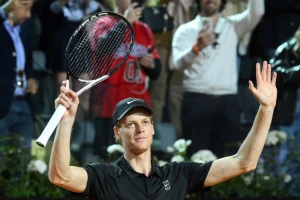 Sinera namučio Serundolo, Zverev prošao Fisa