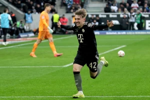 Bajernov dečak je čudo, golčina posle samo pet minuta! Lajpcigova lekcija u Augsburgu!