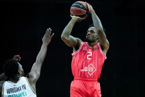 "Slučaj Blejkni" zatekao Hapoel u avionu, košarkaš se branio pred saigračima