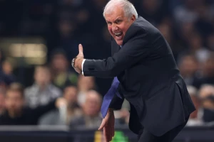 POLUVREME - Verovatno nikad raniji tajm-aut u karijeri Željka Obradovića, Partizan se mnogo muči