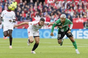 Betisu "ključevi grada", navijači Sevilje prekinuli utakmicu, ali se ona posle pauze završila!