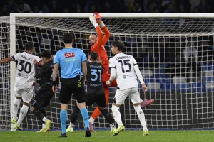 Sve je lako kada imaš Vanju - Srbin i pogađa i brani, Napoli posle drame ide u četvrtfinale kupa!