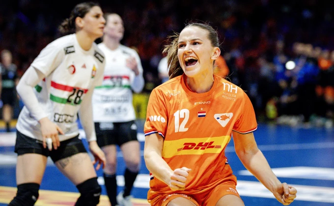 EPA/Robin van Lonkhuijsen