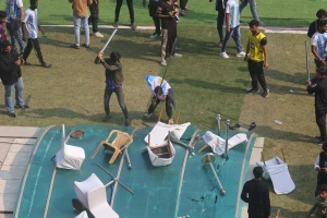 Mesi otišao, flaše letele na teren!