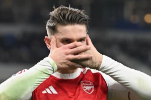 Pa što odmah niste rekli Farkeu da mu se drma klupa? Arsenalova pobeda - sporna!