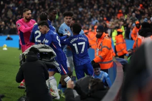 Derbi na Stamford Bridžu - Siti napada vrh