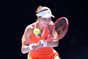 AO - Nemilosrdna Iva Jović, Sabalenka i Gof sigurne