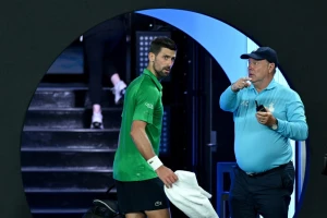 UŽIVO - Novakovi problemi, Siner na set od finala