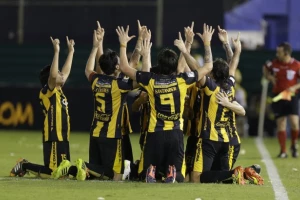 Klub im izgubio, navijači oteli trofeje!