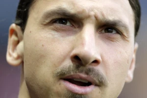Zlatanov projektil zamalo da polomi gol!