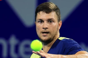 Prekid na startu drugog seta, Kecmanović prošao u drugo kolo Indijan Velsa