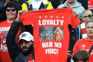 Stivi Dži drži "fige" svom amigu