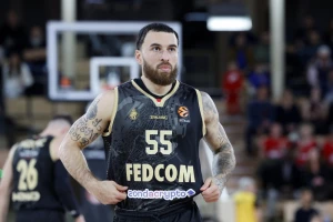 Kafa sa Holom umesto šuterskog, upad u kancelariju pred meč i povreda, to može samo Džejms!