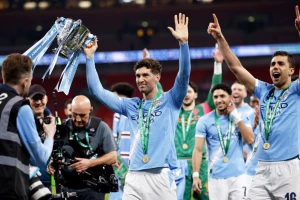 Odlazi i Džon Stons!