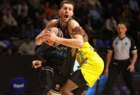 Petrušev na primeru Zvezde savetuje Tubelisa: "Najlakše je kod kuće"