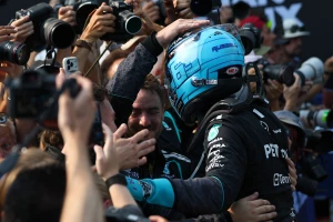 (VIDEO) Mercedes opet dominantan, ali svi pričaju o duelu Hamiltona i Ferstapena