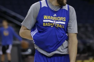 Nurkić kuva uz Baju, a Bogut uz Harisa