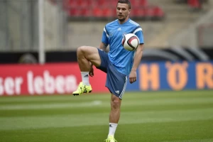 Podolski daje golove i deli šamare!