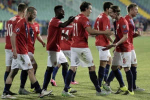 Česi u Francuskoj, Hrvatima "visi" EP, Holanđani u kanalu!