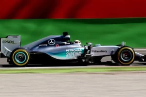 Mercedes želi prva dva mesta u Singapuru