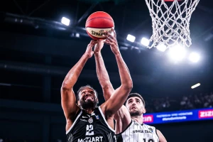 POLUVREME - Partizan posle kasnog paljenja vodi u Klužu