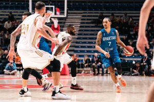 POLUVREME - Zvezda dosta pati protiv Spartaka