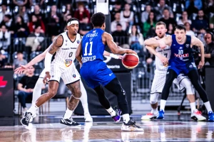 Šuterska čudesa Megija i Ferela, Budućnost sa skoro 40 razlike uništila Kluž