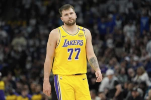 Luka igrao sa bolom u stomaku, Lejkersima ni čudesni Lebron nije pomogao