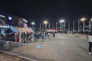 Navala navijača za slikanje sa Karlikom!