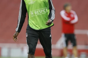 Demba Ba kao Brus Li