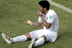 (Ne)profesionalna FIFA: ''Suarez, IPAK, ne može da trenira!''