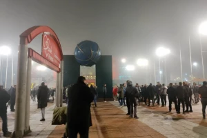 Šta se dešava ispred ''Arene'' dok se tribine pune?
