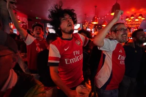 (VIDEO) Neviđeno slavlje navijača Arsenala ispred "Emirata"!