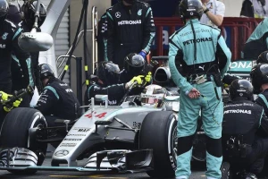 Cirkus u Formuli 1, znaju li u Mercedesu šta hoće? Hamilton im OBJASNIO!
