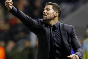 Simeone tuče i svoje kad ne rade šta naredi!