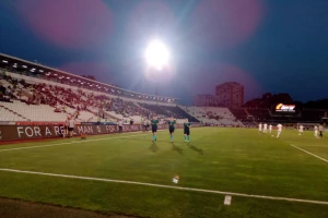 Uživo sa stadiona - stižu košarkaši, obratite pažnju na dres Novice Veličkovića!
