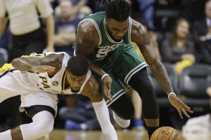 "Šljisnu" čovek s koša na koš